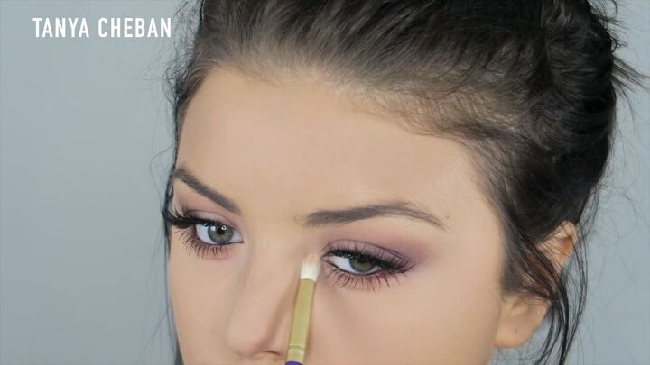 how to do a purple smokey eye for a glam spring summer look, Applying highlighter to the inner corners of eyes