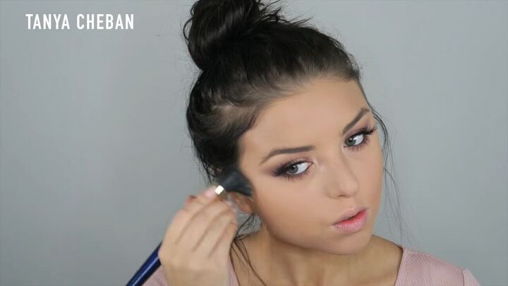 how to do a purple smokey eye for a glam spring summer look, Applying bronzer to add color to the face