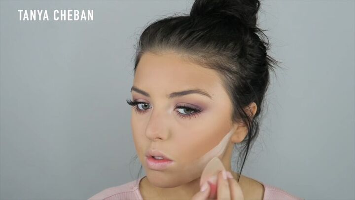how to do a purple smokey eye for a glam spring summer look, Applying finishing powder under the contour