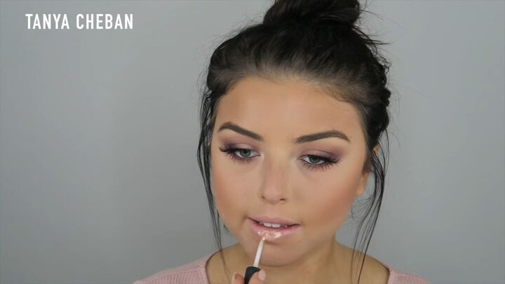 how to do a purple smokey eye for a glam spring summer look, Applying lipgloss and lipstick
