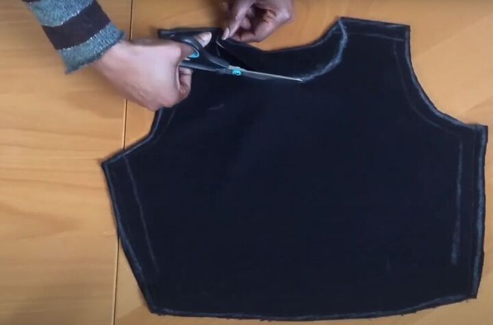 how to make a cute sleeveless crop top in 3 easy steps, Cutting the front neckline