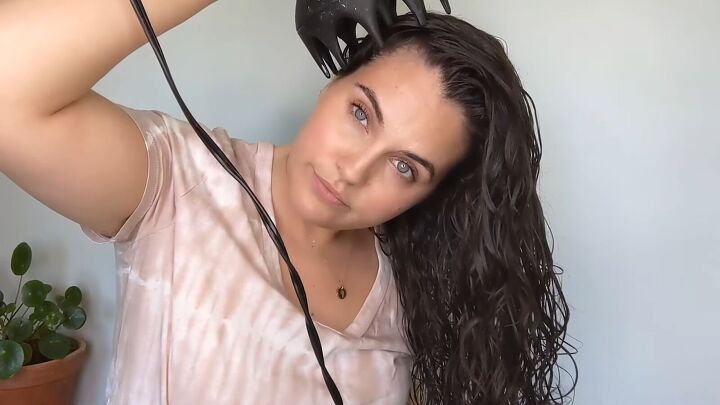 how to diffuse curly hair without frizz in 4 simple steps, Diffusing curly hair at the sides