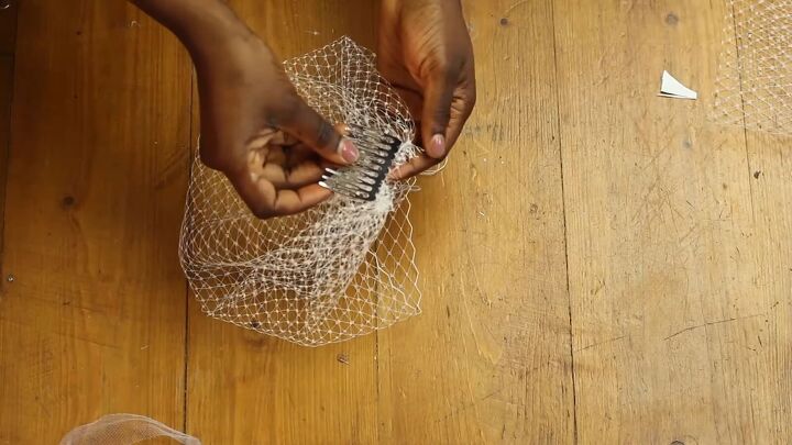 3 pretty diy wedding veils you can make in just 15 minutes, Placing the comb on the netting