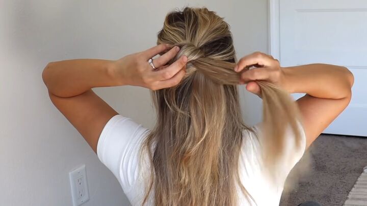 4 quick easy cute work hairstyles that look professional, Pulling the top section through the loop