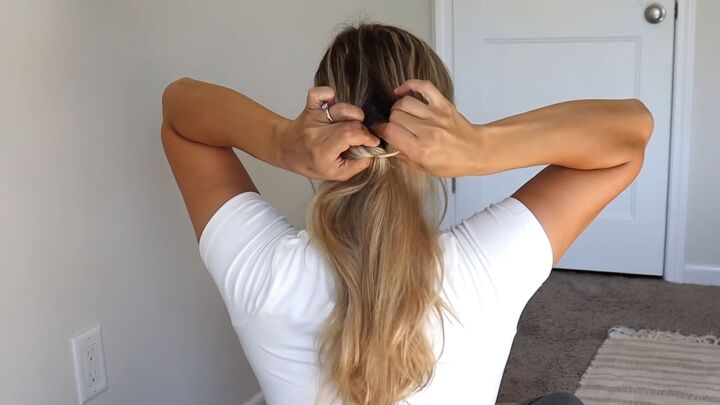 4 quick easy cute work hairstyles that look professional, Creating a hole above the ponytail