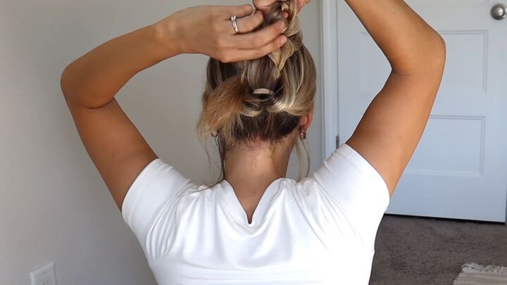 4 quick easy cute work hairstyles that look professional, Wrapping the ponytail around your finger