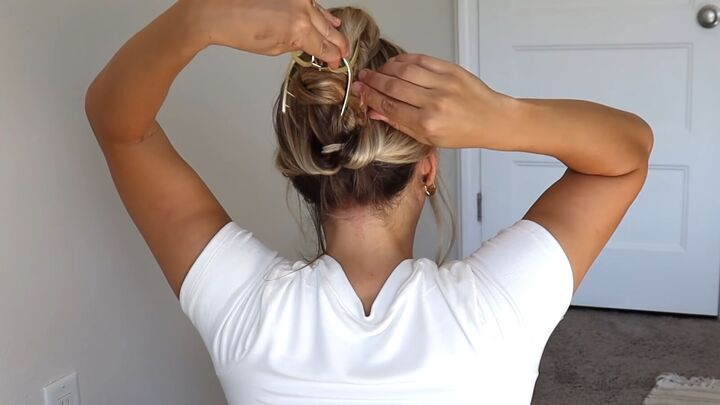 4 quick easy cute work hairstyles that look professional, Placing a claw clip over over the hair
