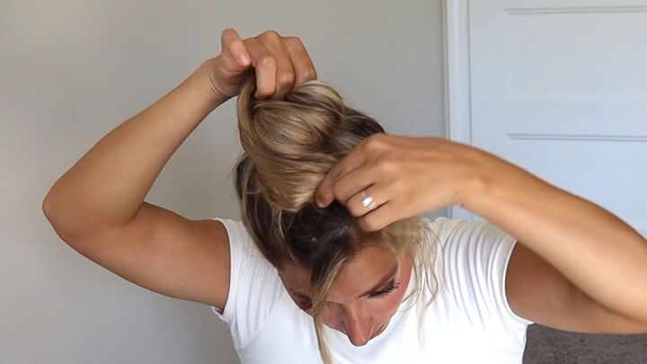 4 quick easy cute work hairstyles that look professional, Wrapping the ponytail into a bun