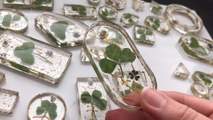 how to easily make lucky resin flower jewelry using clovers, DIY pressed flower resin jewelry