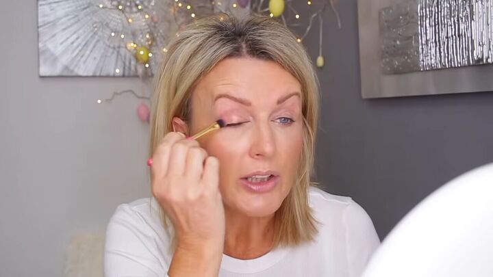 3 quick easy ways to apply eyeshadow for hooded eyes, Applying a shimmery eyeshadow to lids