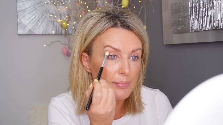 3 quick easy ways to apply eyeshadow for hooded eyes, Applying a matte eyeshadow over the shimmer