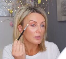 3 quick easy ways to apply eyeshadow for hooded eyes, Blending the eyeshadow