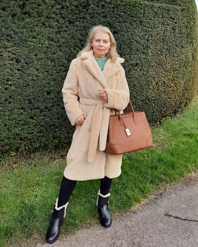 large bags how to wear them, A long coat and a large bag