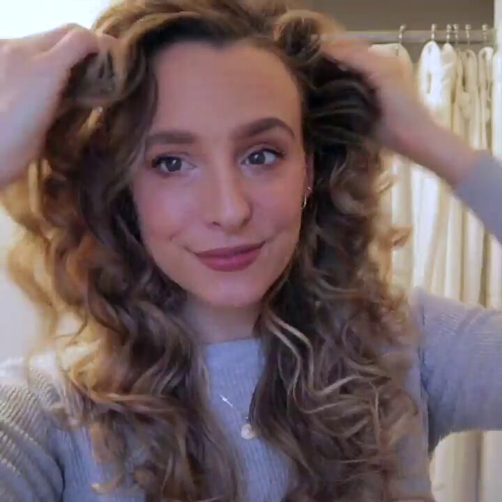 how to easily get beautiful heatless headband curls overnight, Shaking out the headband curls