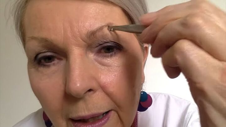 how best to measure groom shape eyebrows for older women, Plucking eyebrows hairs with tweezers
