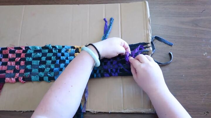 looking for a new accessory try this easy scarf weaving tutorial, Easy scarf weaving patterns