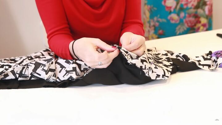 sewing skills how to line a skirt with a zipper pockets, Lining up the top edge