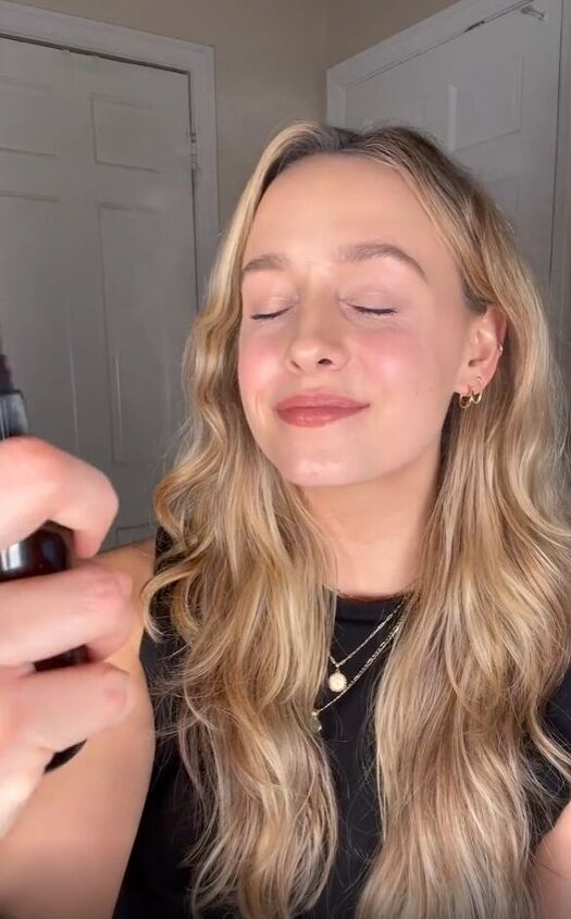 6 genius diy makeup hacks plus how to make your own setting spray, Using a DIY setting spray