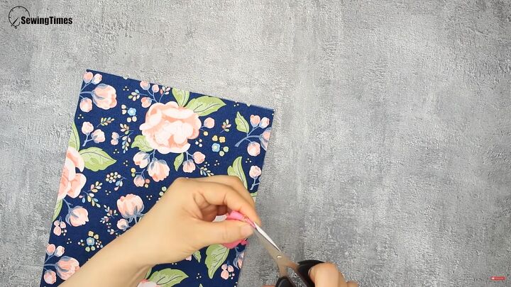 how to sew a cute diy cosmetic bag for carrying makeup, Snipping notches in the zipper