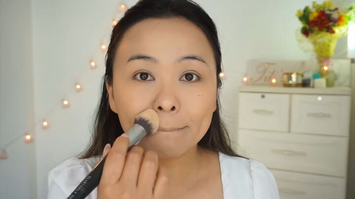 how to create a fresh dewy bright spring makeup look, Setting face makeup with translucent powder