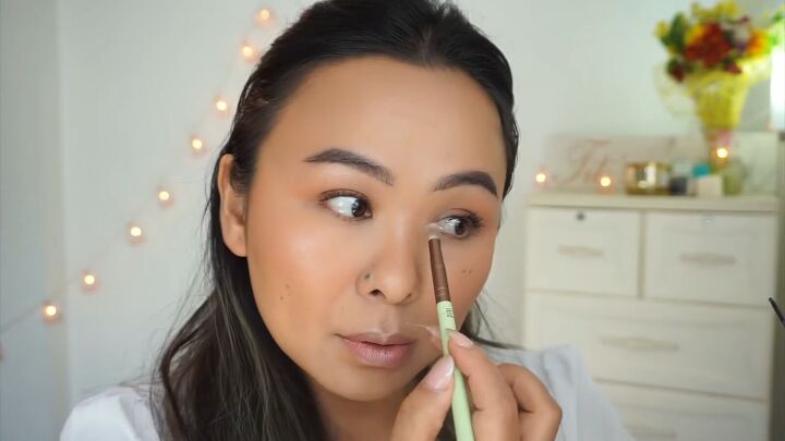 how to create a fresh dewy bright spring makeup look, Highlighting the inner corners of the eyes