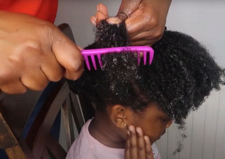 how to make detangling hair spritz with rosemary hibiscus tea, Detangling natural hair with a comb