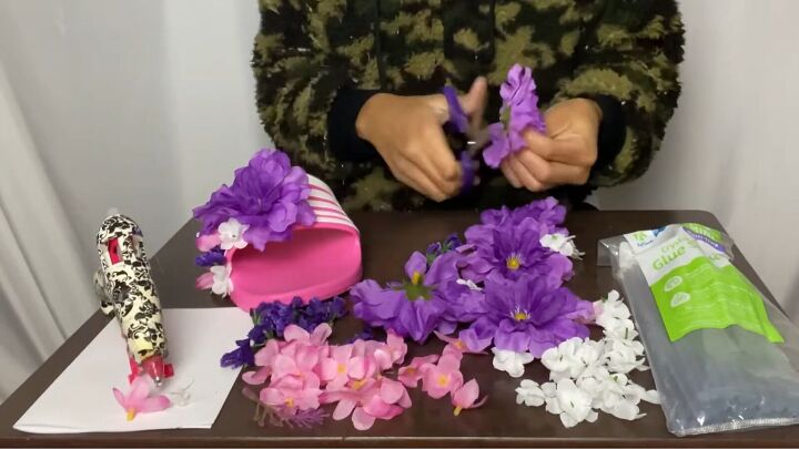 3 unique easy ways to make cute diy slides for summer, Cutting the flowers to size