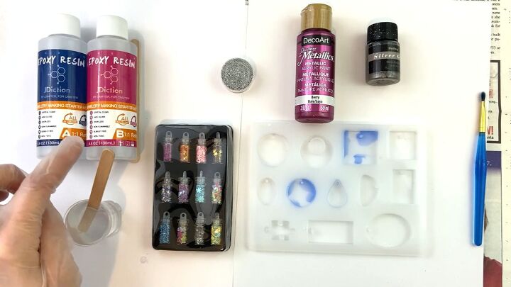 how to make pretty glitter resin jewelry with fine glitter embeds, Mixing the resin