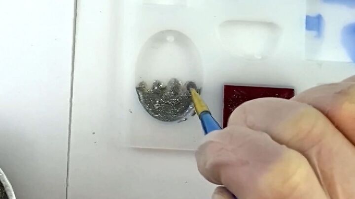 how to make pretty glitter resin jewelry with fine glitter embeds, Can you add glitter to resin