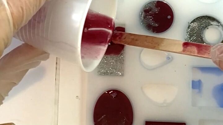 how to make pretty glitter resin jewelry with fine glitter embeds, Pouring resin into the mold