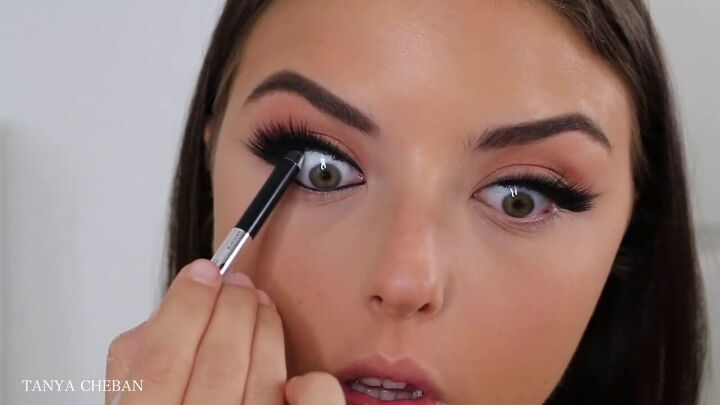 how to recreate kim kardashian s makeup complete with contour, Applying black eyeliner to lash lines