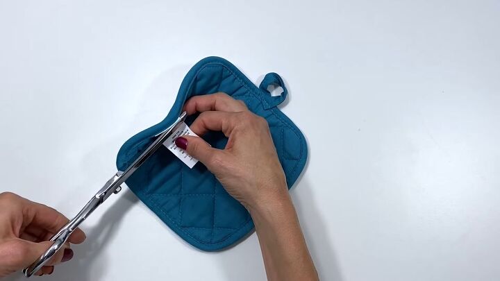 how to make a unique diy eyeglass case out of a 1 potholder, Cutting off the tag