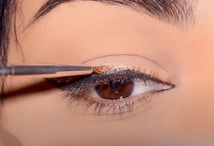 how to make any eyeshadow into eyeliner by adding just 1 ingredient, Glitter eyeshadow to eyeliner