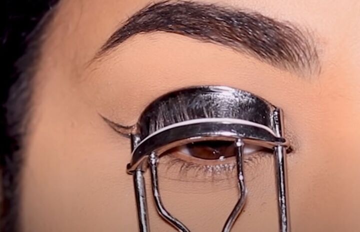 how to make any eyeshadow into eyeliner by adding just 1 ingredient, Curling eyelashes