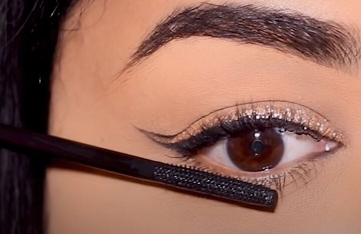 how to make any eyeshadow into eyeliner by adding just 1 ingredient, Applying mascara