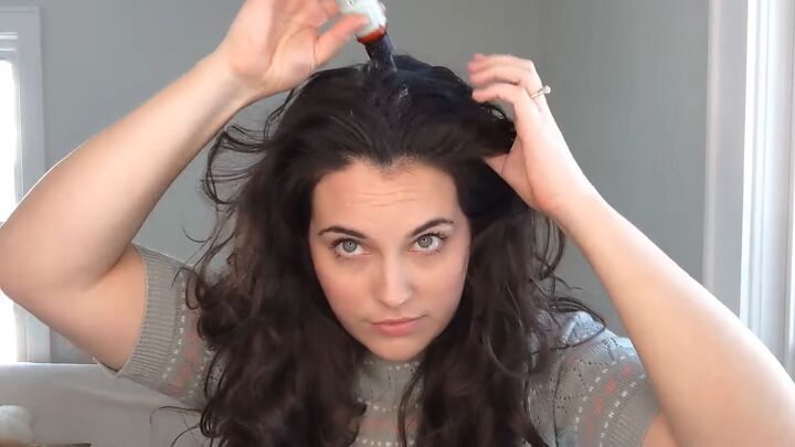 how to refresh curly hair between washes based on what your hair needs, Applying dry shampoo to the roots