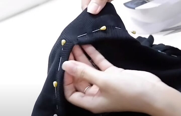 how to cut a t shirt into a crop top in 4 super cute ways, Snipping notches in the seam allowance