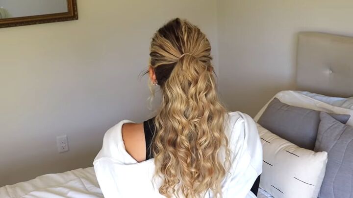 2 cute spring summer hairstyles that are quick easy to do, Tying hair in a ponytail