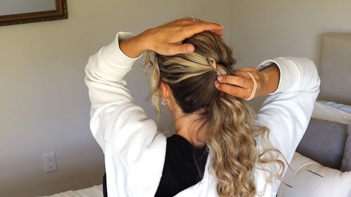 2 cute spring summer hairstyles that are quick easy to do, Splitting the ponytail into two