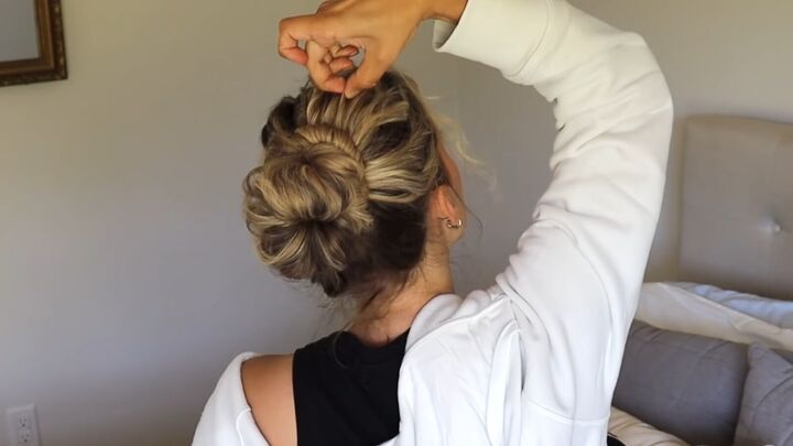 2 cute spring summer hairstyles that are quick easy to do, Pulling hair out for texture
