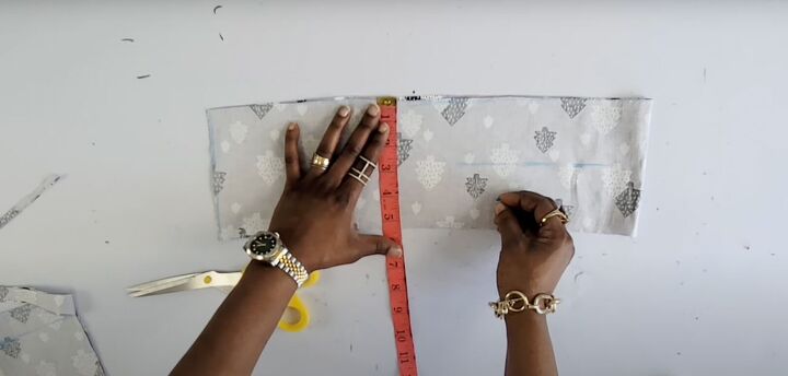 how to make a maxi skirt with slits pockets perfect for summer, Measuring to find the center