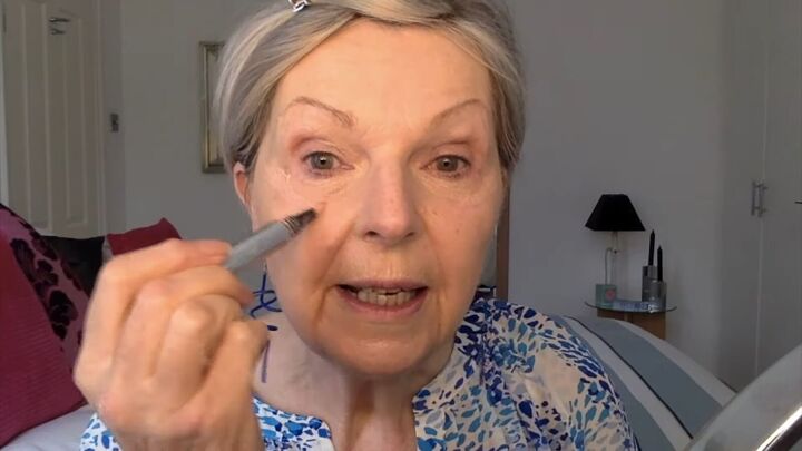 how to do soft summer makeup for mature skin 8 summer essentials, Applying highlighter to the face