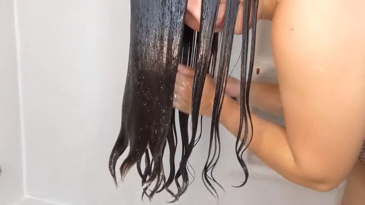 how to damp style curly hair wet wavy hairstyling, Rinsing the conditioner out of hair