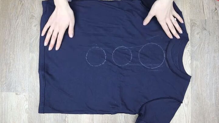 6 unique diy cut out t shirt designs that are quick easy to do, Drawing circles on the t shirt