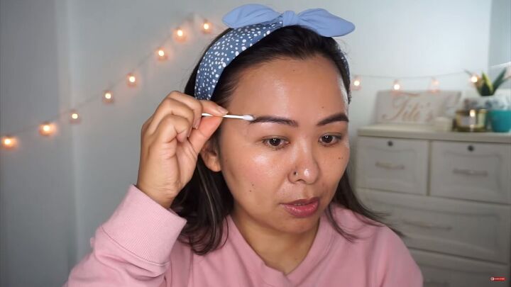 8 viral trending makeup hacks you need to try, Using a q tip to clean up the lines