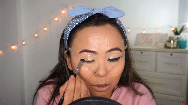 8 viral trending makeup hacks you need to try, Applying black eyeshadow to create a wing