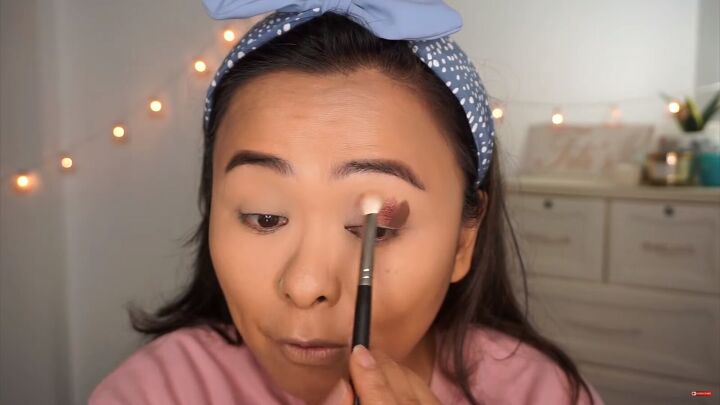 8 viral trending makeup hacks you need to try, Blending eyeshadow colors together