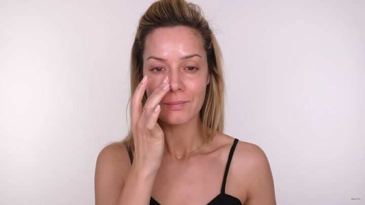 how to do natural looking full coverage foundation for oily skin, Applying a mattifying primer