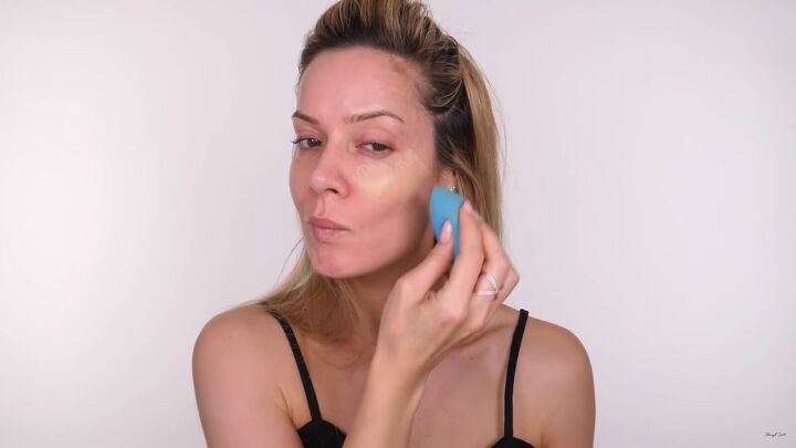 how to do natural looking full coverage foundation for oily skin, Applying a full coverage foundation with a matte finish