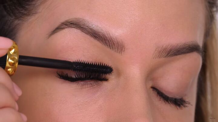 how to do natural looking full coverage foundation for oily skin, Using an old mascara brush to comb lashes